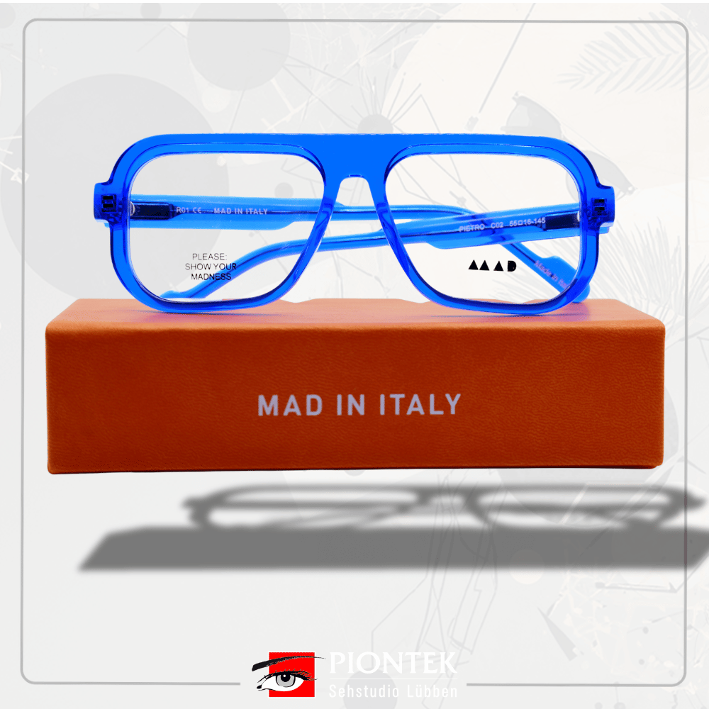 MAD in Italy und was ist deine Art von Verrücktheit? Zeig uns deine verrückte Seite! „MAD“ ist nicht nur ein Name, sondern ein Lebensgefühl, eine Philosophie,
die in jeder einzelnen dieser wundervollen Brillen steckt. Farben, Formen, Ideen und eine Prise Experimentierfreude vereinen sich zu einem großen, kreativen Chaos.