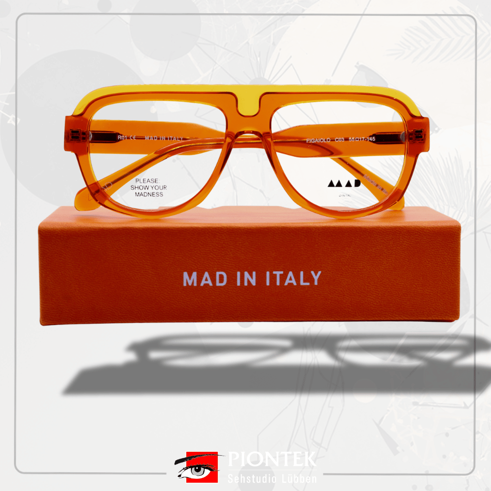 MAD in Italy und was ist deine Art von Verrücktheit? Zeig uns deine verrückte Seite! „MAD“ ist nicht nur ein Name, sondern ein Lebensgefühl, eine Philosophie,
die in jeder einzelnen dieser wundervollen Brillen steckt. Farben, Formen, Ideen und eine Prise Experimentierfreude vereinen sich zu einem großen, kreativen Chaos.
