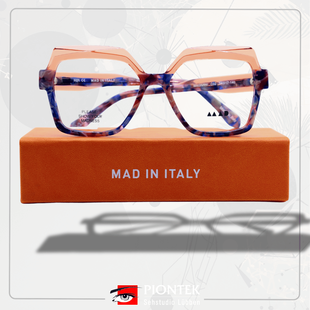 MAD in Italy und was ist deine Art von Verrücktheit? Zeig uns deine verrückte Seite! „MAD“ ist nicht nur ein Name, sondern ein Lebensgefühl, eine Philosophie,
die in jeder einzelnen dieser wundervollen Brillen steckt. Farben, Formen, Ideen und eine Prise Experimentierfreude vereinen sich zu einem großen, kreativen Chaos.