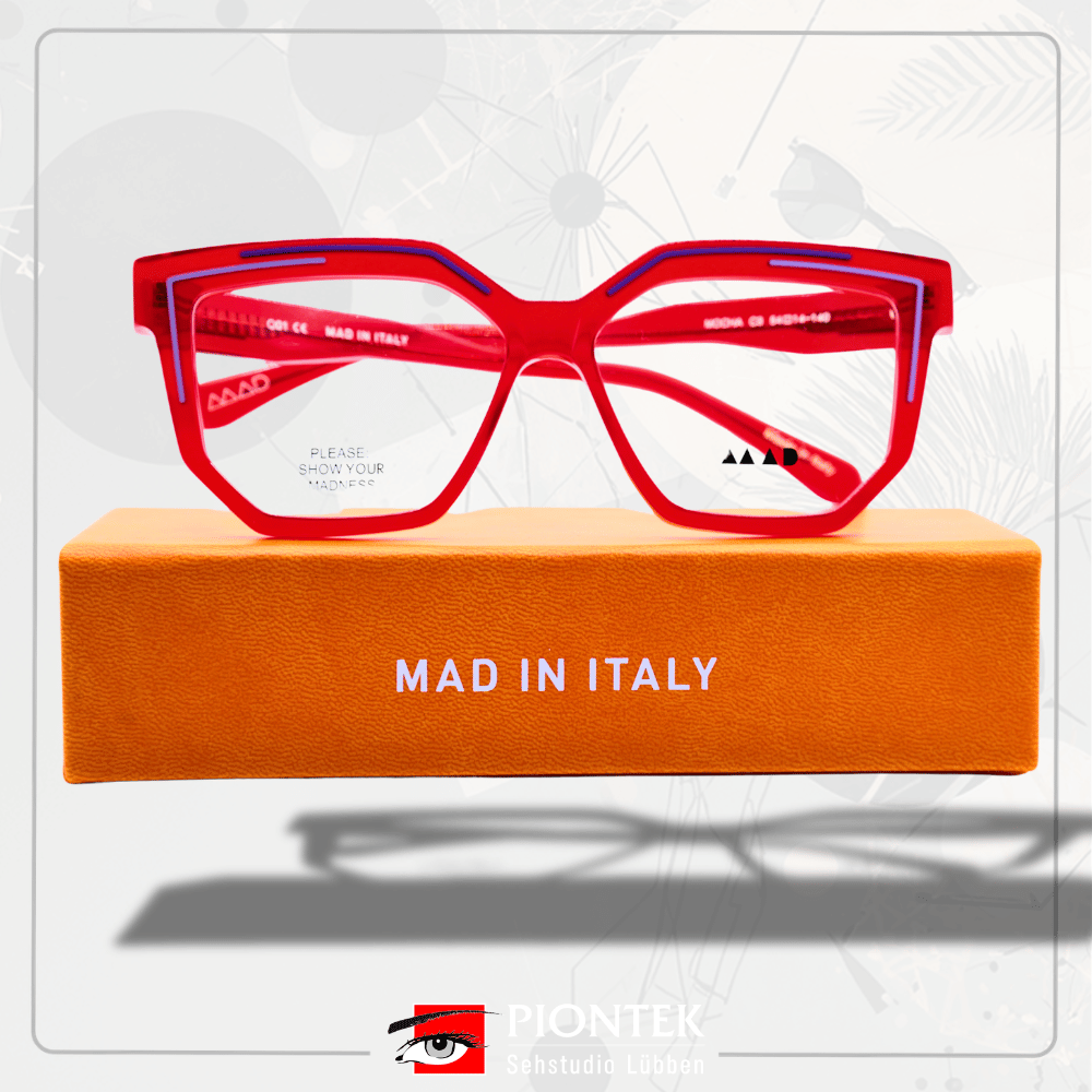 MAD in Italy und was ist deine Art von Verrücktheit? Zeig uns deine verrückte Seite! „MAD“ ist nicht nur ein Name, sondern ein Lebensgefühl, eine Philosophie,
die in jeder einzelnen dieser wundervollen Brillen steckt. Farben, Formen, Ideen und eine Prise Experimentierfreude vereinen sich zu einem großen, kreativen Chaos.