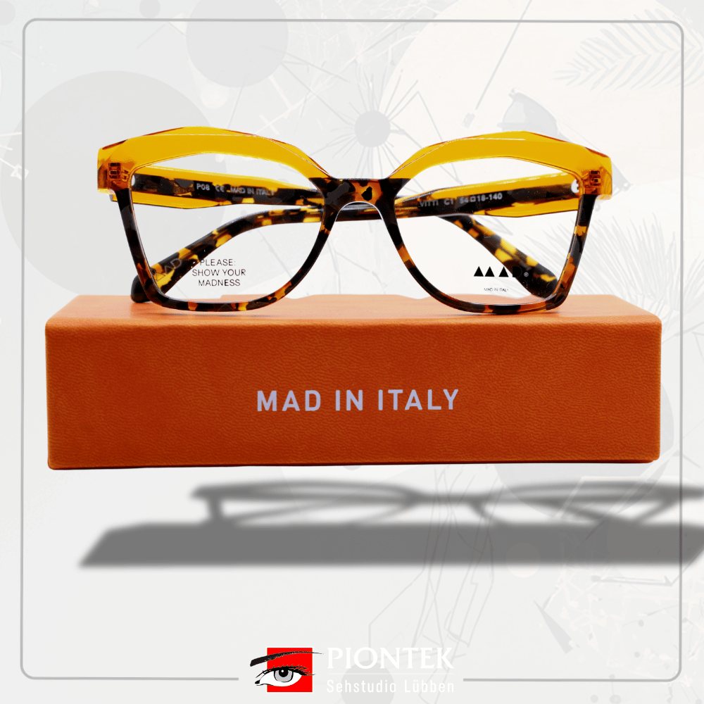 MAD in Italy und was ist deine Art von Verrücktheit? Zeig uns deine verrückte Seite! „MAD“ ist nicht nur ein Name, sondern ein Lebensgefühl, eine Philosophie,
die in jeder einzelnen dieser wundervollen Brillen steckt. Farben, Formen, Ideen und eine Prise Experimentierfreude vereinen sich zu einem großen, kreativen Chaos.